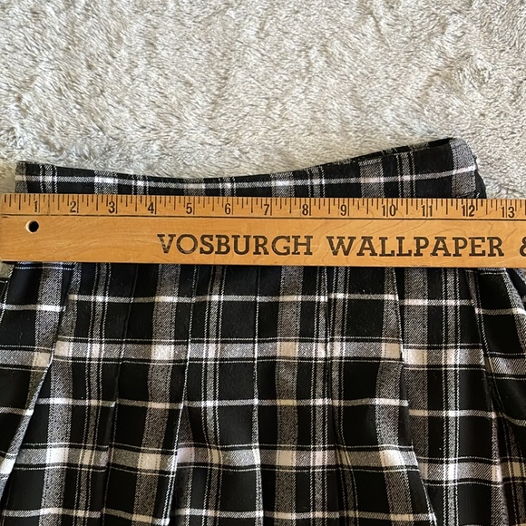 Hollister Plaid Skirt  Size XS  black white. Pleated - Picture 5 of 6